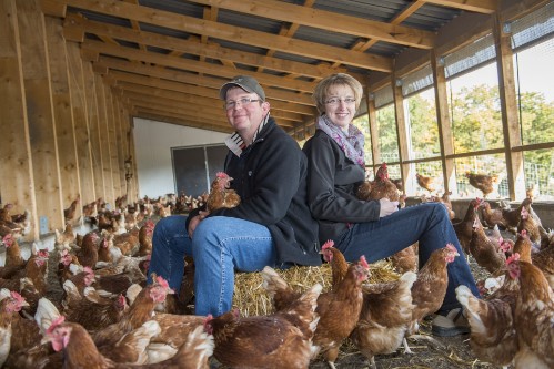 Markus und Natalie mit den Bio-Hühnern